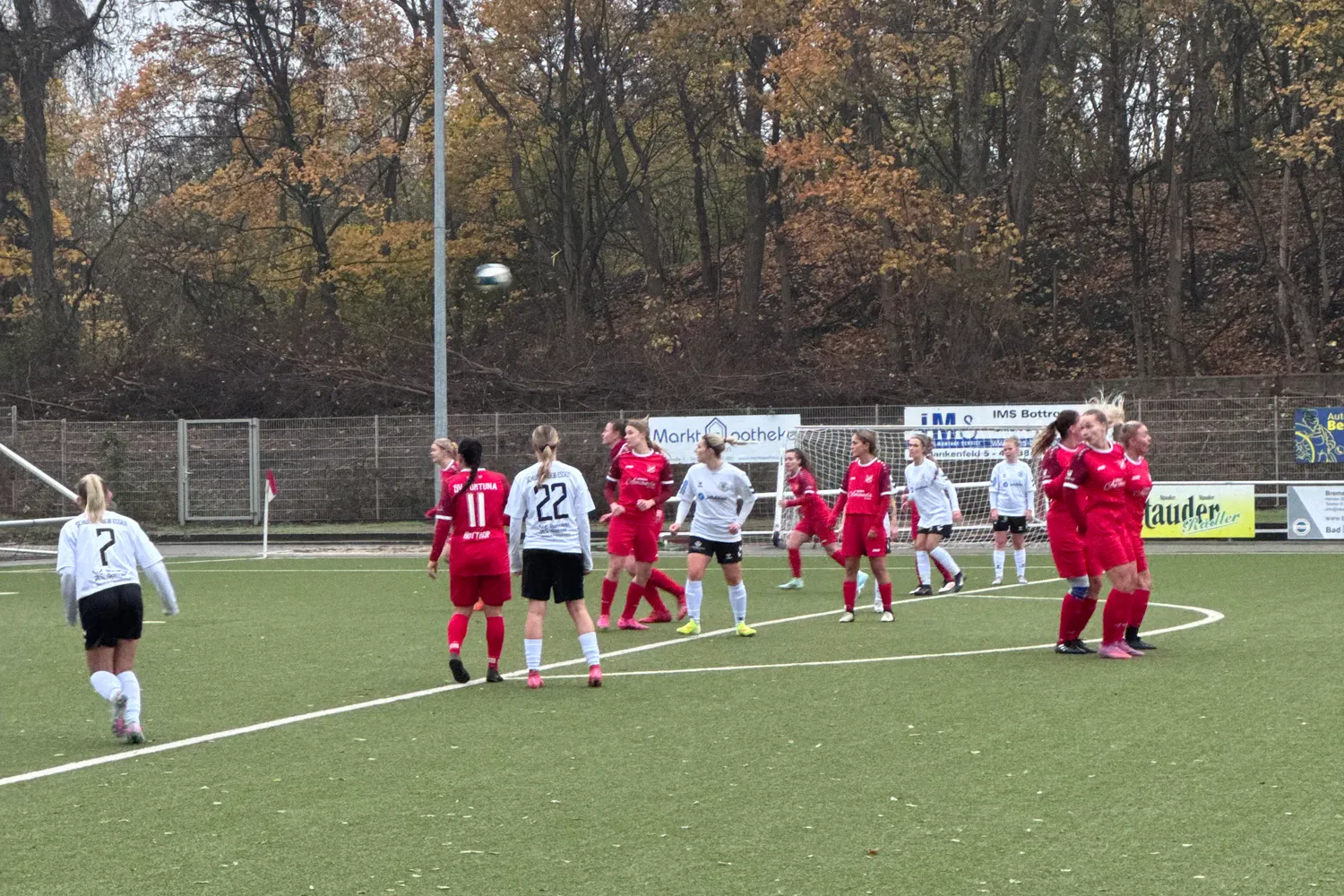 1. Frauen verlieren beim Spitzenreiter