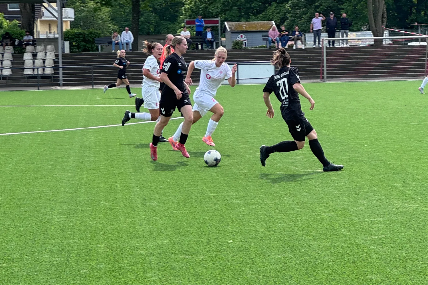 1. Frauen gewinnen verdient in Steele