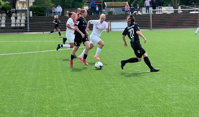 1. Frauen gewinnen verdient in Steele