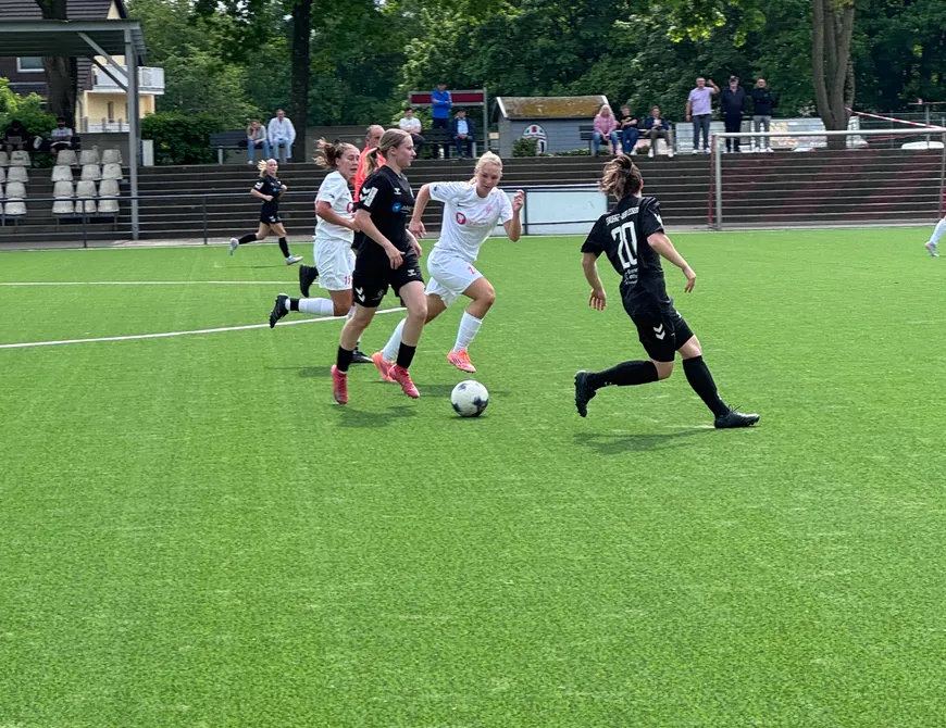 1. Frauen gewinnen verdient in Steele