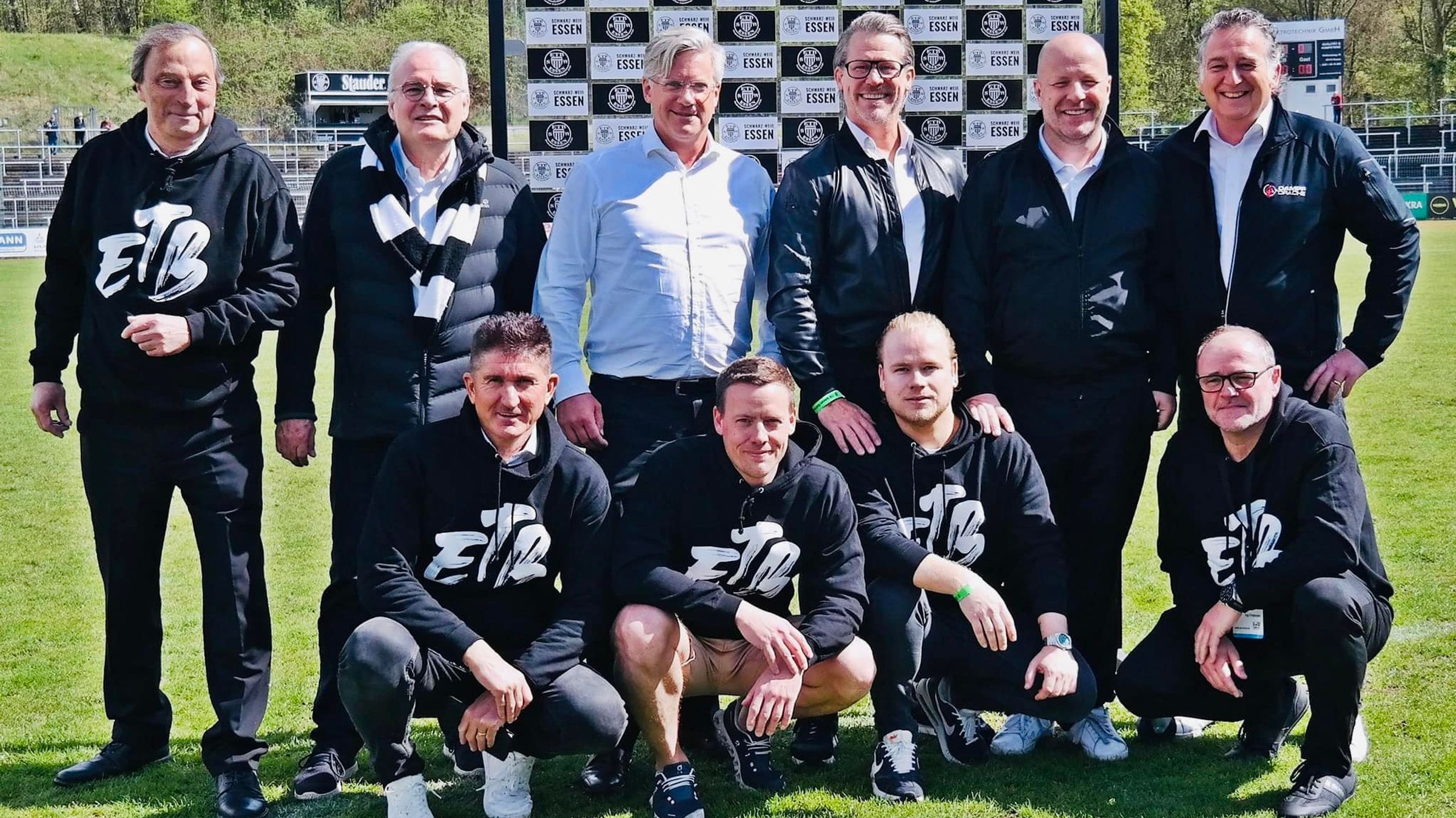 Foto: Frank Siebers
untere Reihe v.l.n.r.:
Günther Oberholz, Maurice Josten, Stephan Dette, Ingo Finkenstein
obere Reihe v.l.n.r.:
Reinhard Hochirchen, Rainer Becker, Carsten Zimmermann, Marc von Eicken, Andreas Hofer, Elmar Jozwiak