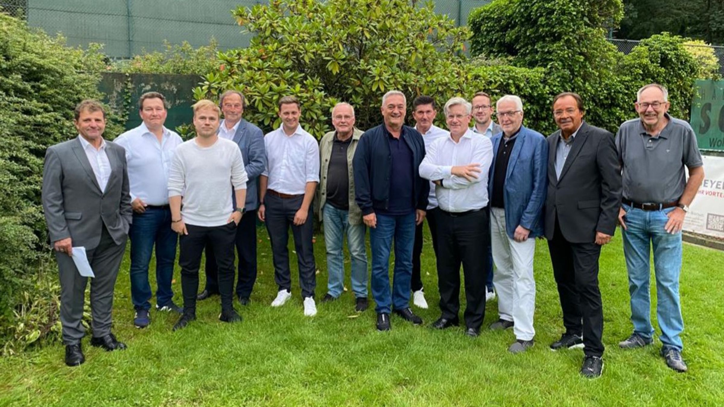 Zusammenkunft des Wirtschaftsbeirats des ETB Schwarz-Weiß Essen, Abtlg. Fußball e.V. am 17.08.2023 im Clubheim der ETB Tennis Abtlg.
v.l.n.r.: Karl Weiß, Marc Winkelmann, Stephan Dette, Reinhard Hochkirchen, Christian Schulz, Rainer Becker,  Thomas Pluskat, Günther Oberholz, Carsten Zimmermann, Stephan Beermann, Rüdiger Wittkat, Axel Lechtken, Jürgen Wiese.